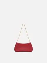 Cartera Le Petit Bisou Chaine de Jacquemus de cuero rojo, con silueta curva, correa de cadena dorada y logotipo metálico frontal.