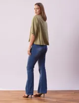 Blusa blanca de lyocell con escote en V y mangas cortas.