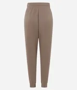Pantalón tipo jogger de mujer, confeccionado en tejido modal con mezcla de poliéster y elastano. Presenta cintura elástica con lazo de ajuste, bolsillos laterales y puños elásticos en el ruedo.