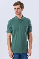 Remera polo de piqué de algodón color azul, de manga corta, con cuello camisero, cierre frontal de dos botones y pequeño logo bordado en el pecho.