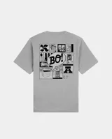 Remera gris de corte regular con estampa gráfica en la espalda que presenta un collage de estilo cómic con la palabra 'BO!' en el centro.