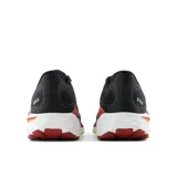 Championes de running New Balance 860, color negro con detalles en blanco, rojo y verde.