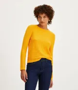 Blusa de punto color amarillo con textura ondulada, cuello redondo y mangas largas. Presenta terminaciones en rib en puños y ruedo.