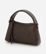 Cartera pequeña de diseño estructurado color marrón, con asa corta fija y correa larga desmontable. Cuenta con cierre superior de cremallera y detalle de tiras decorativas en el lateral.