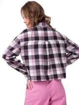 Sobrecamisa cropped de franela con patrón de cuadros en tonos negro, blanco, rosado y verde menta. Cuenta con cuello camisero, cierre frontal de botones metálicos, bolsillos en el pecho y mangas largas.