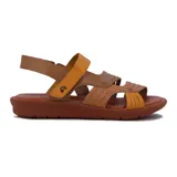 Sandalias de cuero en tonos marrones y coral, con diseño de múltiples tiras en el empeine y tira ajustable en el talón.