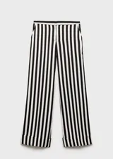 Pantalón largo de tela fluida con estampado de rayas verticales en blanco y negro. Diseño recto con bajo con vuelta, cierre oculto de botón, gancho y cremallera, y dos bolsillos laterales.