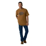 Remera de manga corta color marrón con logo de Dickies estampado en el pecho.