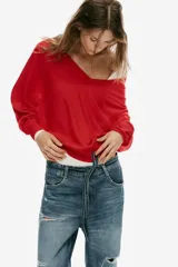 Jeans de tiro medio y corte baggy con cinco bolsillos, trabillas y rotos decorativos. Cuenta con detalle de cinturón confeccionado en el mismo tejido y cierre frontal con cremallera y botón metálico.