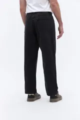 Pantalón de jean con corte baggy, tiro medio y diseño amplio en piernas y cadera. Cuenta con pasacintos y cierre frontal con botón.