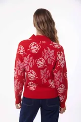 Sweater rojo con estampado de flores rosas y cuello alto.
