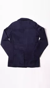 Saco de paño para hombre, estilo peacoat, de color gris oscuro. Presenta diseño de doble abotonadura, solapas clásicas y forro interior capitoneado.