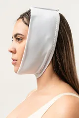 Mentonera post-operatoria blanca de alta compresión con doble tela y ajuste de velcro. Confeccionada con tela de faja de calidad premium que contiene fibra LYCRA® XTRA LIFE™.