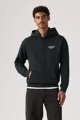 Hoodie Levi's de color negro con capucha ajustable con cordones, bolsillo tipo canguro y estampado gráfico en el pecho con el logotipo de la marca.
