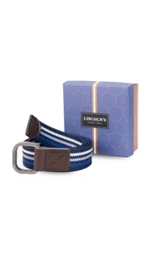 Cinto de tela canvas azul marino con galón de rayas blancas y celestes, hebilla doble metálica color peltre y terminaciones en símil cuero marrón.