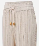Pantalón recto color beige con textura, confeccionado en algodón BCI más sostenible, con cintura alta elástica y lazo de ajuste.