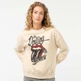 Buzo de cuello redondo en color beige, con diseño estampado frontal de The Rolling Stones que incluye la icónica lengua y labios con textura de cuadros. Presenta mangas largas con puños y ruedo acanalados.
