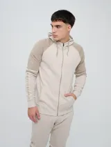Campera deportiva Umbro modelo Terrace, color negro, con capucha y cierre frontal completo. Cuenta con bolsillos tipo canguro y detalles de la marca en las mangas.