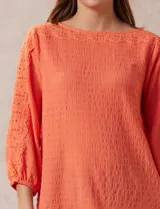 Blusa amarilla texturada con escote redondo y mangas 3/4 con puño elastizado. Aplique de broderie en escote y mangas. Marca Ruby Rd.