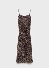 Vestido midi de tirantes finos con estampado animal print de leopardo. Presenta un diseño entallado con fruncidos laterales y cuello escotado.