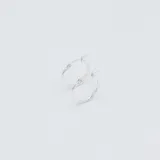 Aros tipo argolla de diseño clásico, fabricados en plata 925 con acabado pulido brillante.