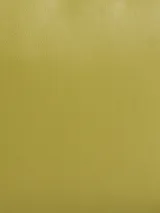 Cartera tipo bandolera de piel sintética granulada color verde lima, con solapa frontal y herrajes metálicos plateados, incluyendo el monograma CK. Posee correa ajustable con detalles de cadena.