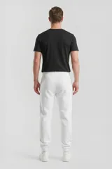 Pantalón de jogging unisex color negro, con cintura elástica y puños acanalados en los tobillos. Presenta un corte cómodo y bolsillos laterales.