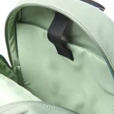 Mochila verde de tela con cierre doble, asa fija, forro interior textil, porta notebook y múltiples bolsillos externos.
