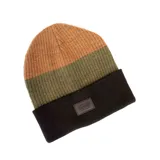Gorro tipo beanie de punto con doblez, diseño tricolor en bloques horizontales de color negro, verde oliva y beige. Presenta una etiqueta decorativa de cuero sintético con el logo de la marca en el frente.