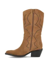 Bota de caña media estilo western, confeccionada en gamuza color marrón cognac. Presenta costuras decorativas con tachas metálicas oscuras en el frente y taco cuadrado de altura media.