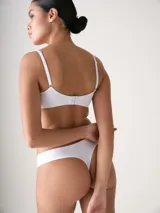 Bombacha colaless de tiro bajo y diseño invisible con corte láser en tono beige.