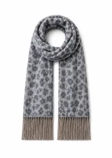 Bufanda de tejido suave con estampado animal print en tonos gris y azul, terminada con flecos largos en color beige en ambos extremos.