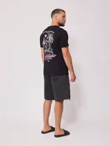 Bermuda de jean celeste con roturas y terminación desflecada.