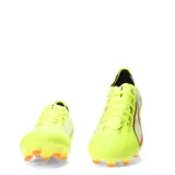 Championes de fútbol Puma Ultra 6 Match FG/AG, color amarillo neón con detalles en negro y naranja. Presentan un diseño aerodinámico con textura en la superficie para un mejor control del balón y suela con tapones para césped natural y artificial.