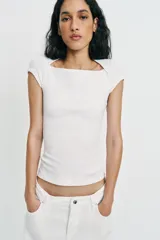 Camiseta ajustada de color amarillo claro, con diseño de escote cuadrado, manga corta y bajo recto.