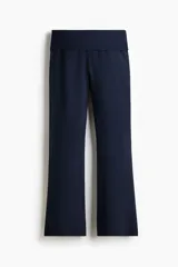 Pantalón de yoga de punto suave con diseño de piernas levemente acampanadas. Presenta una cintura estándar con elástico oculto y un panel ancho de punto acanalado doblado hacia afuera.