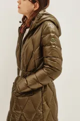 Campera puffer larga de color negro con diseño acolchado en forma de rombos. Cuenta con capucha, cierre frontal, bolsillos con cierre y un cinturón elástico con hebilla metálica en la cintura.