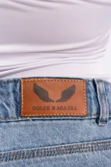 Pantalón de jean wide leg en lavado azul claro vintage, con corte amplio y fluido. Presenta un cierre asimétrico con botones expuestos en la parte delantera, talle alto y bolsillos funcionales.