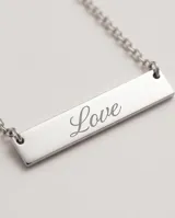 Collar de cadena fina con dije de barrita rectangular lisa de acero, ideal para grabado personalizado.