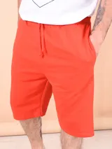 Bermuda deportiva color rojo con cintura elástica y cordón ajustable.