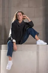 Canguro oversize con capucha, combinado en blanco y negro.