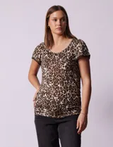 Remera tejida con estampado animal print, de manga corta con detalle de puntilla en las mangas y cuello redondo.