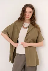 Sobrecamisa de lino color verde militar, de manga corta, con solapas y cierre frontal con botones tipo alamar.