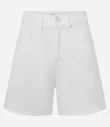 Short de sarga color blanco, corte mom, tiro alto, con trabillas en la cintura y bolsillos. Tiene cierre tradicional por botón y cremallera.