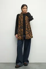 Polera marrón de tejido tramado, cuello alto y mangas largas acampanadas.