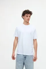 Remera de manga corta básica color negro, confeccionada en jersey de algodón de textura suave, con cuello redondo y calce clásico.