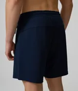 Bermuda deportiva Get Over de color azul marino, con textura discreta en relieve, cintura elástica ajustable con cordón y bolsillos laterales con cierre.