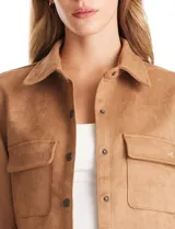 Chaqueta corta color tostado de gamuza sintética, con cuello solapa, cierre frontal con botones a presión y bolsillos aplicados en el pecho.
