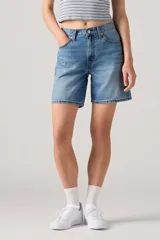 Short de jean celeste de corte recto y tiro alto.