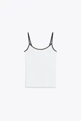 Camiseta blanca de corte ajustado (slim fit) con escote redondo y tirantes finos, ambos ribeteados en color negro.